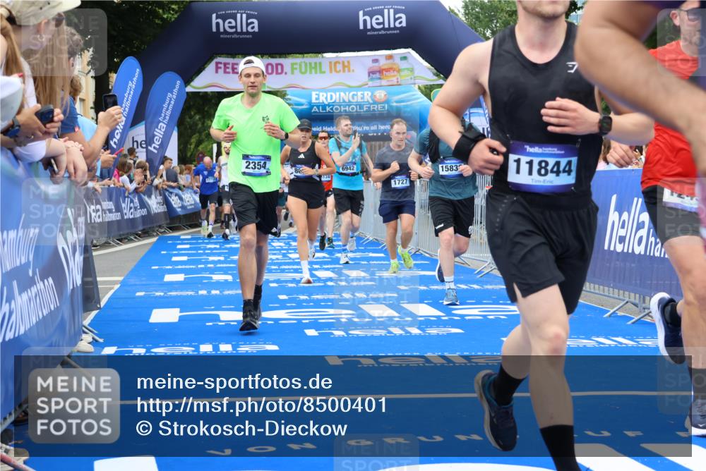 29.06.2025 - hella hamburg halbmarathon Strokosch-Dieckow http://msf.ph/oto/8500401 29.06.2025 10:53:20 Ziel 1683, 1727, 2074, 2354, 4065, 6198, 6629, 6942, 7312, 8361, 8651, 9142, 11844, 12490, 12875, 13912, 13997, 15179, 15681, 15838, 18134, 18901 meine-sportfotos.de