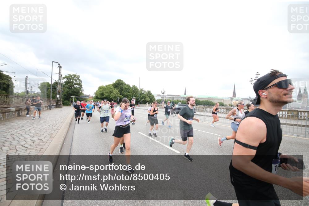 29.06.2025 - hella hamburg halbmarathon Jannik Wohlers http://msf.ph/oto/8500405 29.06.2025 10:57:17 Lombardsbrücke 1123, 1242, 1248, 1265, 1643, 2015, 2451, 2567, 2900, 3191, 3385, 3433, 3750, 3954, 4059, 4197, 4521, 4830, 5117, 5632, 5736, 6827, 6857, 6916, 7172, 7720, 8159, 8708, 8873, 9059, 9233, 9318, 9394, 9496, 9607, 9613, 9840, 10070, 10352, 10461, 10513, 10551, 10578, 10629, 10630, 11013, 11026, 11193, 11266, 11267, 11377, 11947, 12172, 12713, 12819, 13131, 13340, 13425, 13427, 13882, 14256, 14290, 14944, 14968, 15033, 15288, 15956, 15958, 16082, 16130 meine-sportfotos.de