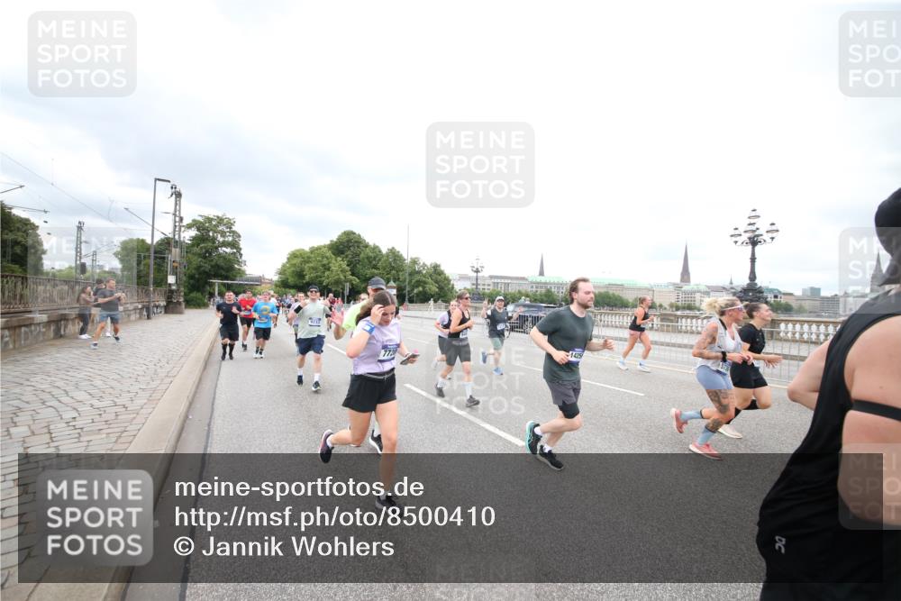 29.06.2025 - hella hamburg halbmarathon Jannik Wohlers http://msf.ph/oto/8500410 29.06.2025 10:57:17 Lombardsbrücke 1123, 1242, 1248, 1265, 1643, 2015, 2451, 2567, 2900, 3191, 3385, 3433, 3750, 3954, 4059, 4197, 4521, 4830, 5117, 5632, 5736, 6827, 6857, 6916, 7172, 7720, 8159, 8708, 8873, 9059, 9233, 9318, 9394, 9496, 9607, 9613, 9840, 10070, 10352, 10461, 10513, 10551, 10578, 10629, 10630, 11013, 11026, 11193, 11266, 11267, 11377, 11947, 12172, 12713, 12819, 13131, 13340, 13425, 13427, 13882, 14256, 14290, 14944, 14968, 15033, 15288, 15956, 15958, 16082, 16130 meine-sportfotos.de
