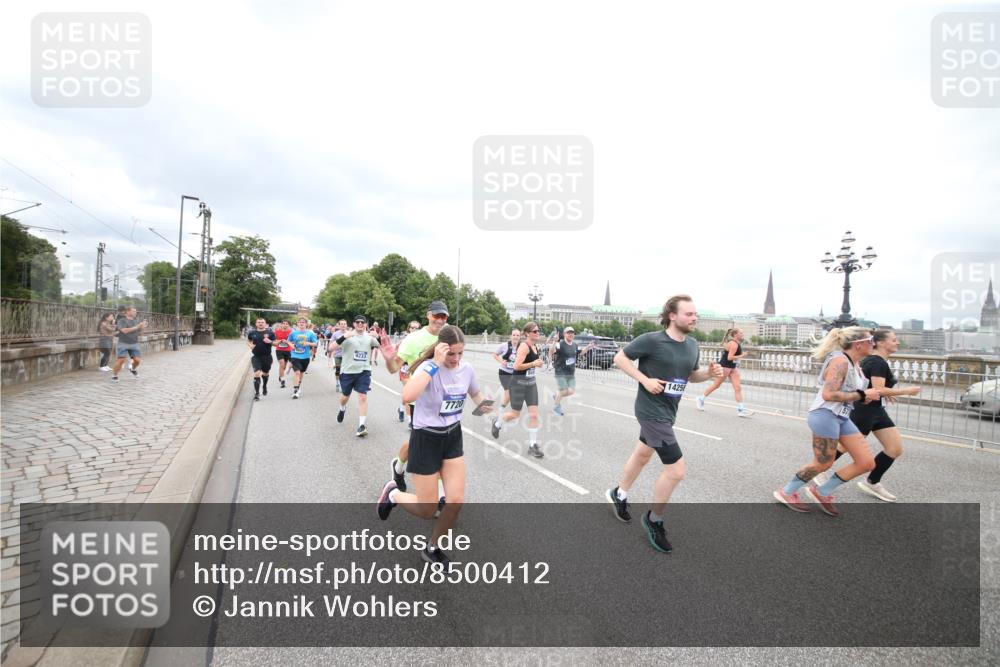 29.06.2025 - hella hamburg halbmarathon Jannik Wohlers http://msf.ph/oto/8500412 29.06.2025 10:57:17 Lombardsbrücke 1123, 1242, 1248, 1265, 1643, 2015, 2451, 2567, 2900, 3191, 3385, 3433, 3750, 3954, 4059, 4197, 4521, 4830, 5117, 5632, 5736, 6827, 6857, 6916, 7172, 7720, 8159, 8708, 8873, 9059, 9233, 9318, 9394, 9496, 9607, 9613, 9840, 10070, 10352, 10461, 10513, 10551, 10578, 10629, 10630, 11013, 11026, 11193, 11266, 11267, 11377, 11947, 12172, 12713, 12819, 13131, 13340, 13425, 13427, 13882, 14256, 14290, 14944, 14968, 15033, 15288, 15956, 15958, 16082, 16130 meine-sportfotos.de