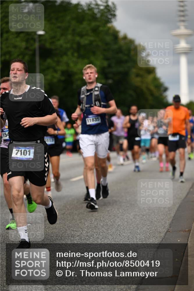 29.06.2025 - hella hamburg halbmarathon Dr. Thomas Lammeyer http://msf.ph/oto/8500419 29.06.2025 10:24:36 Kennedybrücke 1046, 1069, 1115, 1154, 1471, 1474, 1534, 2053, 2064, 2834, 3733, 3842, 4422, 4585, 4739, 4869, 5659, 5831, 5937, 7101, 7131, 7519, 7739, 7808, 8025, 8387, 8462, 8588, 8738, 9136, 9196, 9735, 9873, 10039, 10041, 10414, 10550, 10595, 10613, 10647, 10754, 11100, 11434 meine-sportfotos.de