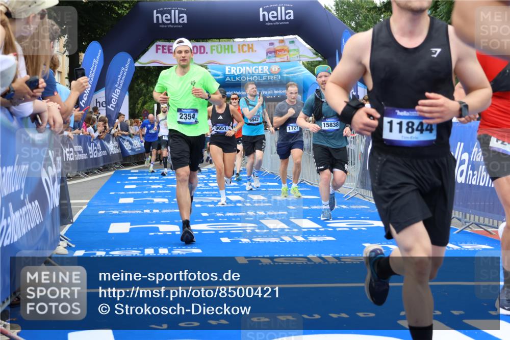 29.06.2025 - hella hamburg halbmarathon Strokosch-Dieckow http://msf.ph/oto/8500421 29.06.2025 10:53:21 Ziel 1683, 1727, 2074, 2354, 4065, 6198, 6629, 6942, 7312, 8651, 9142, 11068, 11844, 12490, 12875, 12909, 13912, 13997, 15179, 15681, 15838, 18134, 18901 meine-sportfotos.de