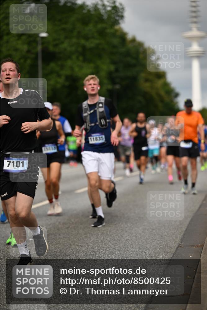 29.06.2025 - hella hamburg halbmarathon Dr. Thomas Lammeyer http://msf.ph/oto/8500425 29.06.2025 10:24:36 Kennedybrücke 1046, 1069, 1115, 1154, 1471, 1474, 1534, 2053, 2064, 2834, 3733, 3842, 4422, 4585, 4739, 4869, 5659, 5831, 5937, 7101, 7131, 7519, 7739, 7808, 8025, 8387, 8462, 8588, 8738, 9136, 9196, 9735, 9873, 10039, 10041, 10414, 10550, 10595, 10613, 10647, 10754, 11100, 11434 meine-sportfotos.de