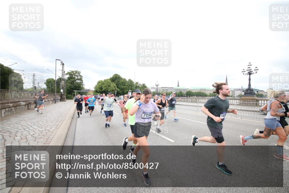 29.06.2025 - hella hamburg halbmarathon Jannik Wohlers http://msf.ph/oto/8500427 29.06.2025 10:57:17 Lombardsbrücke 1123, 1242, 1248, 1265, 1643, 2015, 2451, 2567, 2900, 3191, 3385, 3433, 3750, 3954, 4059, 4197, 4521, 4830, 5117, 5632, 5736, 6827, 6857, 6916, 7172, 7720, 8159, 8708, 8873, 9059, 9233, 9318, 9394, 9496, 9607, 9613, 9840, 10070, 10352, 10461, 10513, 10551, 10578, 10629, 10630, 11013, 11026, 11193, 11266, 11267, 11377, 11947, 12172, 12713, 12819, 13131, 13340, 13425, 13427, 13882, 14256, 14290, 14944, 14968, 15033, 15288, 15956, 15958, 16082, 16130 meine-sportfotos.de