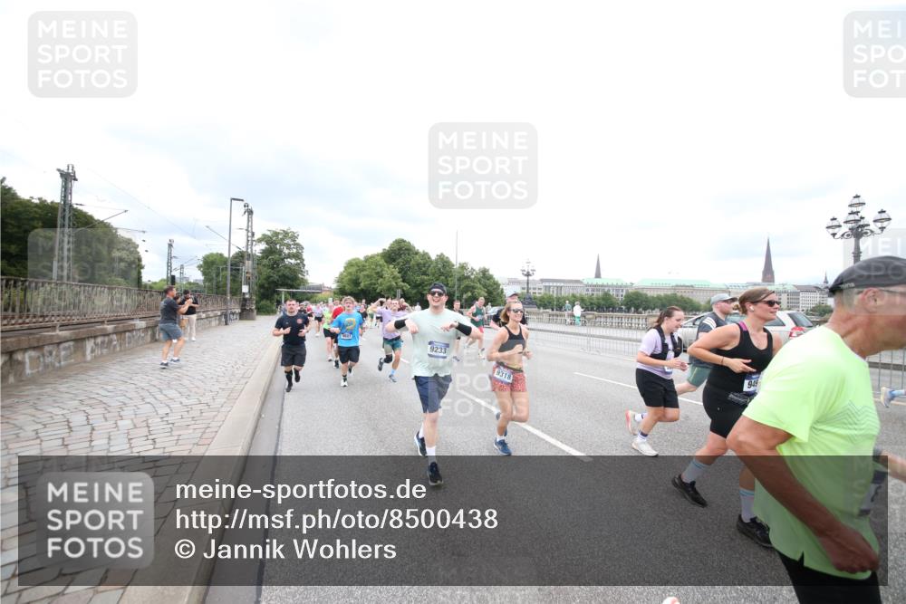 29.06.2025 - hella hamburg halbmarathon Jannik Wohlers http://msf.ph/oto/8500438 29.06.2025 10:57:18 Lombardsbrücke 1123, 1242, 1248, 1265, 1643, 2015, 2451, 2567, 2900, 3191, 3385, 3433, 3750, 3954, 4059, 4197, 4521, 4830, 5117, 5632, 5736, 6827, 6857, 6916, 7172, 7193, 7720, 8159, 8474, 8708, 8773, 8873, 9059, 9233, 9318, 9394, 9496, 9607, 9613, 9840, 10070, 10352, 10461, 10513, 10551, 10578, 10629, 10630, 10912, 11013, 11026, 11193, 11266, 11267, 11377, 11947, 12172, 12713, 12819, 13131, 13340, 13882, 14256, 14290, 14944, 14968, 15033, 15288, 15800, 15956, 15958, 16082, 16130 meine-sportfotos.de