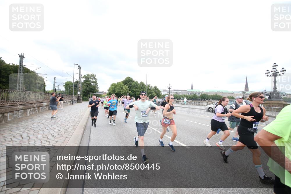 29.06.2025 - hella hamburg halbmarathon Jannik Wohlers http://msf.ph/oto/8500445 29.06.2025 10:57:18 Lombardsbrücke 1123, 1242, 1248, 1265, 1643, 2015, 2451, 2567, 2900, 3191, 3385, 3433, 3750, 3954, 4059, 4197, 4521, 4830, 5117, 5632, 5736, 6827, 6857, 6916, 7172, 7193, 7720, 8159, 8474, 8708, 8773, 8873, 9059, 9233, 9318, 9394, 9496, 9607, 9613, 9840, 10070, 10352, 10461, 10513, 10551, 10578, 10629, 10630, 10912, 11013, 11026, 11193, 11266, 11267, 11377, 11947, 12172, 12713, 12819, 13131, 13340, 13882, 14256, 14290, 14944, 14968, 15033, 15288, 15800, 15956, 15958, 16082, 16130 meine-sportfotos.de