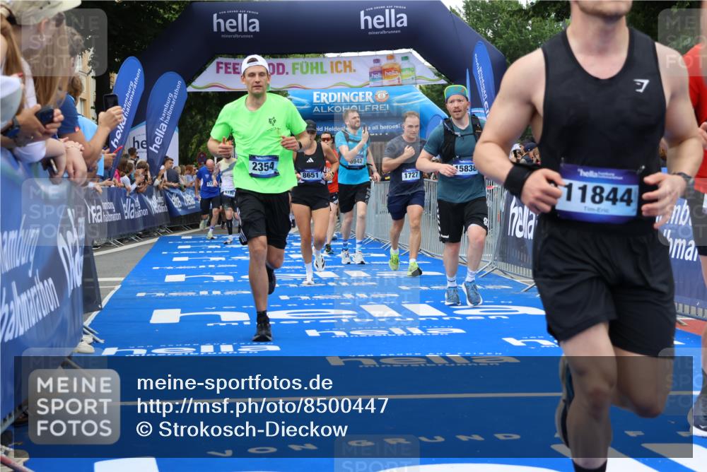 29.06.2025 - hella hamburg halbmarathon Strokosch-Dieckow http://msf.ph/oto/8500447 29.06.2025 10:53:21 Ziel 1683, 1727, 2074, 2354, 4065, 6198, 6629, 6942, 7312, 8651, 9142, 11068, 11844, 12490, 12875, 12909, 13912, 13997, 15179, 15681, 15838, 18134, 18901 meine-sportfotos.de