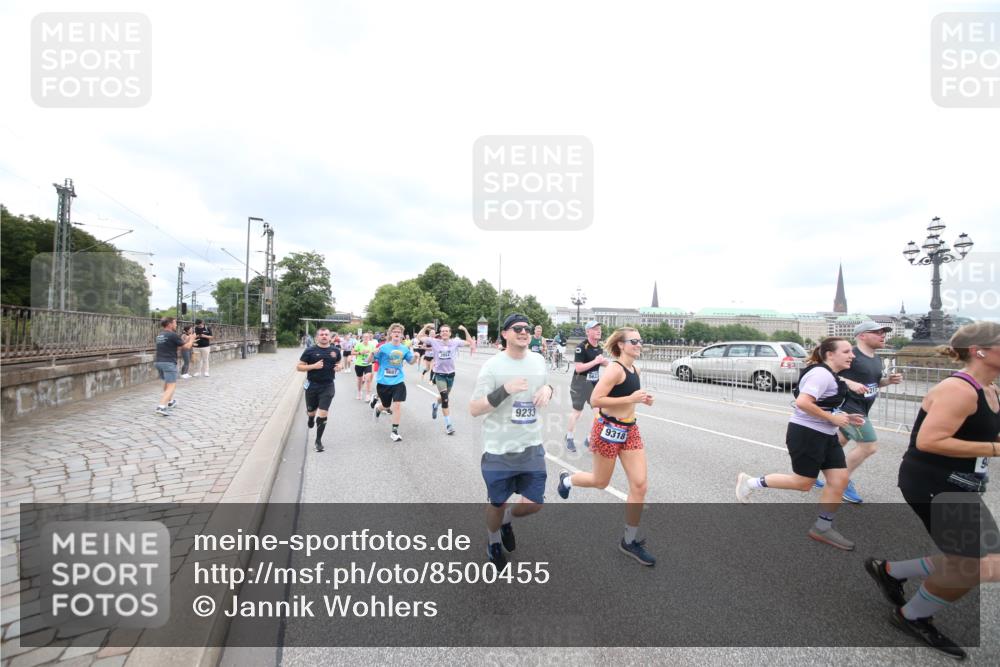29.06.2025 - hella hamburg halbmarathon Jannik Wohlers http://msf.ph/oto/8500455 29.06.2025 10:57:18 Lombardsbrücke 1123, 1242, 1248, 1265, 1643, 2015, 2451, 2567, 2900, 3191, 3385, 3433, 3750, 3954, 4059, 4197, 4521, 4830, 5117, 5632, 5736, 6827, 6857, 6916, 7172, 7193, 7720, 8159, 8474, 8708, 8773, 8873, 9059, 9233, 9318, 9394, 9496, 9607, 9613, 9840, 10070, 10352, 10461, 10513, 10551, 10578, 10629, 10630, 10912, 11013, 11026, 11193, 11266, 11267, 11377, 11947, 12172, 12713, 12819, 13131, 13340, 13882, 14256, 14290, 14944, 14968, 15033, 15288, 15800, 15956, 15958, 16082, 16130 meine-sportfotos.de