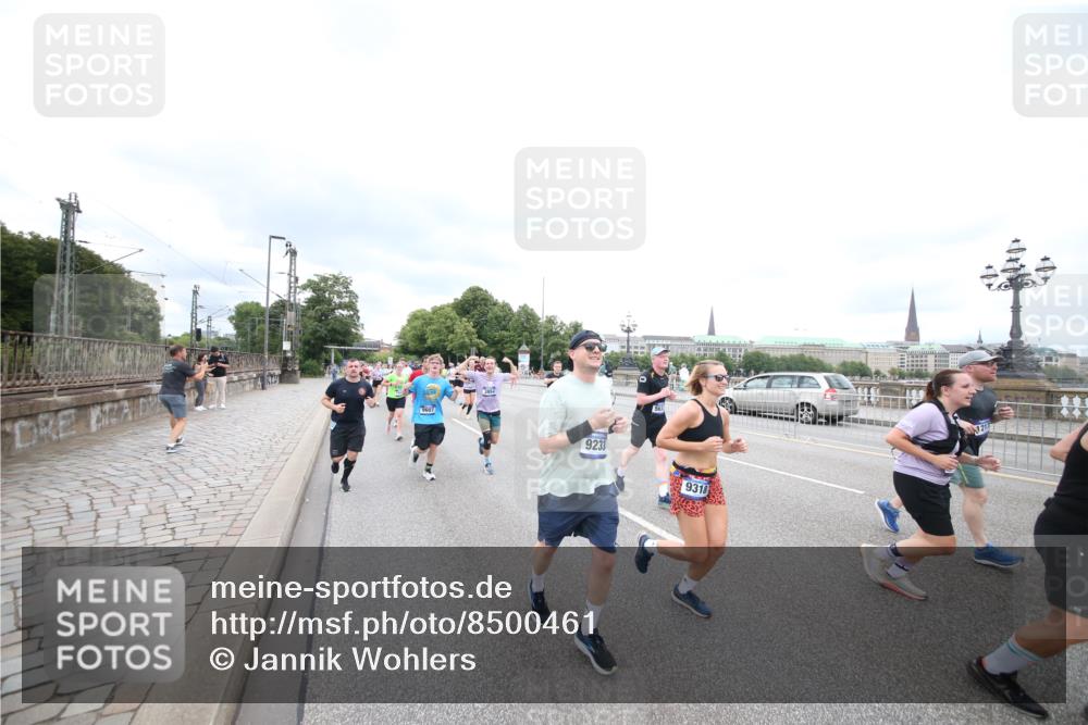 29.06.2025 - hella hamburg halbmarathon Jannik Wohlers http://msf.ph/oto/8500461 29.06.2025 10:57:18 Lombardsbrücke 1123, 1242, 1248, 1265, 1643, 2015, 2451, 2567, 2900, 3191, 3385, 3433, 3750, 3954, 4059, 4197, 4521, 4830, 5117, 5632, 5736, 6827, 6857, 6916, 7172, 7193, 7720, 8159, 8474, 8708, 8773, 8873, 9059, 9233, 9318, 9394, 9496, 9607, 9613, 9840, 10070, 10352, 10461, 10513, 10551, 10578, 10629, 10630, 10912, 11013, 11026, 11193, 11266, 11267, 11377, 11947, 12172, 12713, 12819, 13131, 13340, 13882, 14256, 14290, 14944, 14968, 15033, 15288, 15800, 15956, 15958, 16082, 16130 meine-sportfotos.de