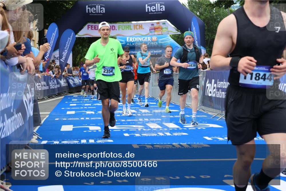 29.06.2025 - hella hamburg halbmarathon Strokosch-Dieckow http://msf.ph/oto/8500466 29.06.2025 10:53:21 Ziel 1683, 1727, 2074, 2354, 4065, 6198, 6629, 6942, 7312, 8651, 9142, 11068, 11844, 12490, 12875, 12909, 13912, 13997, 15179, 15681, 15838, 18134, 18901 meine-sportfotos.de