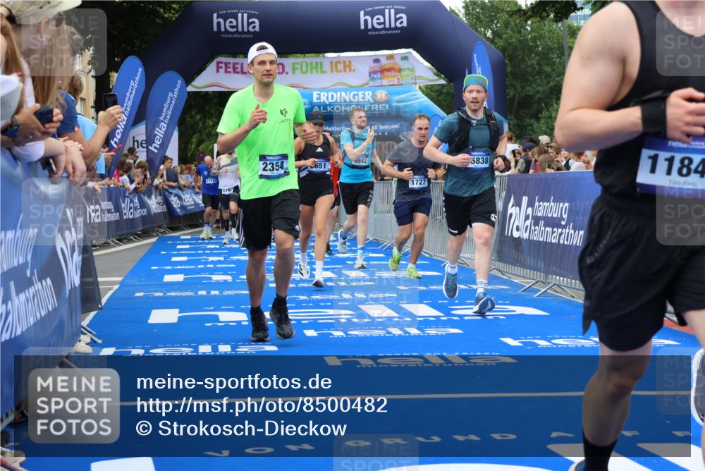 29.06.2025 - hella hamburg halbmarathon Strokosch-Dieckow http://msf.ph/oto/8500482 29.06.2025 10:53:21 Ziel 1683, 1727, 2074, 2354, 4065, 6198, 6629, 6942, 7312, 8651, 9142, 11068, 11844, 12490, 12875, 12909, 13912, 13997, 15179, 15681, 15838, 18134, 18901 meine-sportfotos.de
