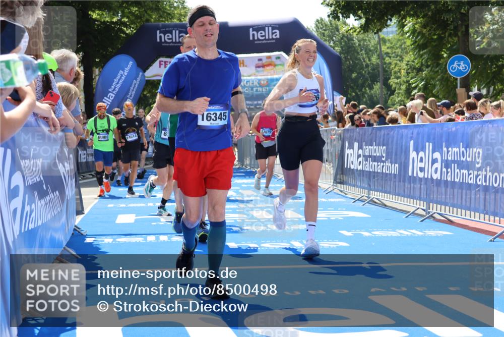 29.06.2025 - hella hamburg halbmarathon Strokosch-Dieckow http://msf.ph/oto/8500498 29.06.2025 11:34:37 Ziel 1300, 2085, 3927, 3958, 3995, 4347, 5165, 6515, 6773, 7053, 8715, 8914, 9248, 9675, 10088, 10606, 10836, 11921, 11928, 12826, 12827, 13092, 14014, 14112, 14305, 16345, 16762, 17675, 18929, 19138, 19139 meine-sportfotos.de