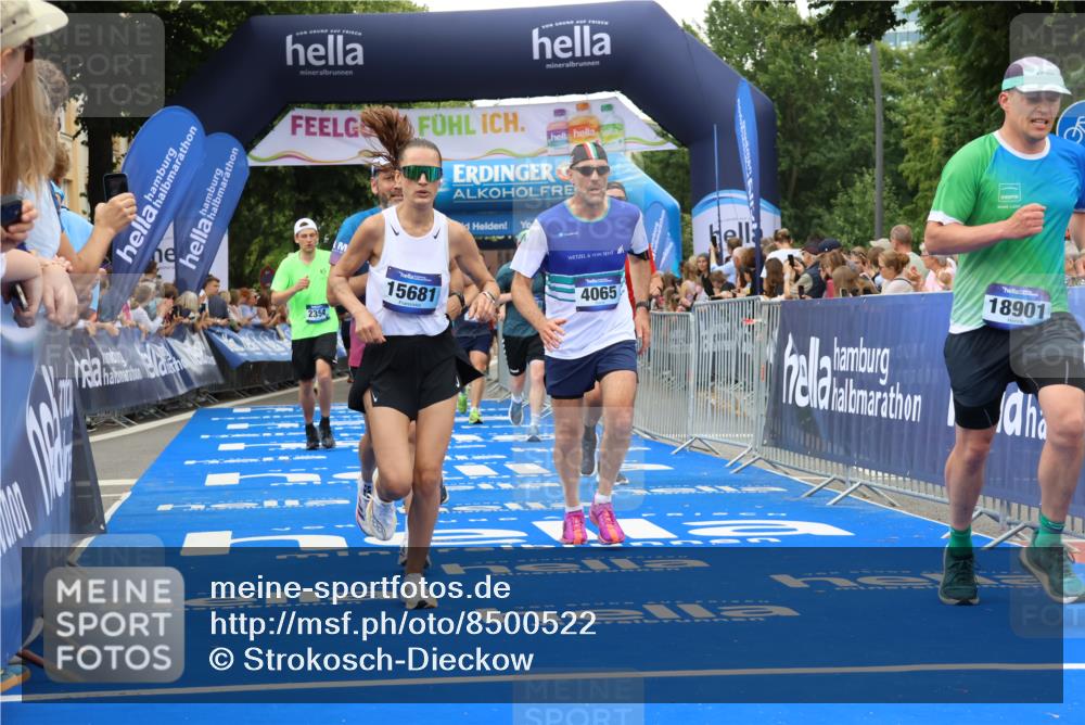 29.06.2025 - hella hamburg halbmarathon Strokosch-Dieckow http://msf.ph/oto/8500522 29.06.2025 10:53:18 Ziel 1683, 1727, 2074, 2354, 4065, 6198, 6629, 6942, 7312, 7383, 8273, 8361, 8651, 9142, 11844, 12490, 12875, 13997, 15179, 15681, 15838, 16929, 18134, 18901 meine-sportfotos.de