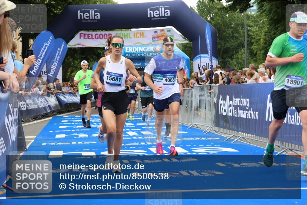 29.06.2025 - hella hamburg halbmarathon Strokosch-Dieckow http://msf.ph/oto/8500538 29.06.2025 10:53:18 Ziel 1683, 1727, 2074, 2354, 4065, 6198, 6629, 6942, 7312, 7383, 8273, 8361, 8651, 9142, 11844, 12490, 12875, 13997, 15179, 15681, 15838, 16929, 18134, 18901 meine-sportfotos.de