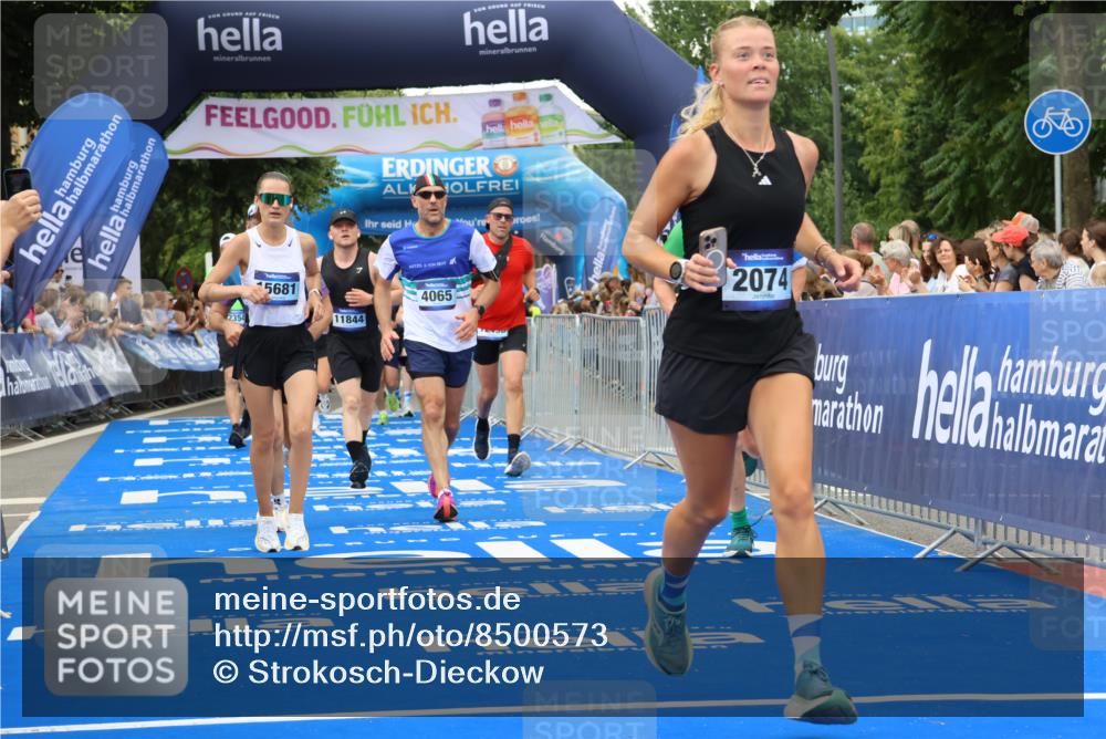 29.06.2025 - hella hamburg halbmarathon Strokosch-Dieckow http://msf.ph/oto/8500573 29.06.2025 10:53:17 Ziel 1683, 1727, 2074, 2354, 4065, 6198, 6942, 7312, 7383, 8273, 8361, 8651, 9142, 11844, 12490, 12875, 13997, 15179, 15681, 15838, 16929, 16986, 18134, 18901 meine-sportfotos.de