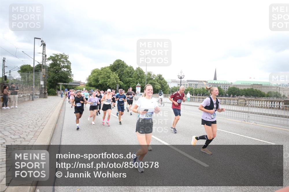 29.06.2025 - hella hamburg halbmarathon Jannik Wohlers http://msf.ph/oto/8500578 29.06.2025 10:57:21 Lombardsbrücke 1123, 1242, 1248, 1265, 1643, 2015, 2451, 2567, 2900, 3191, 3385, 3433, 3954, 4059, 4521, 4830, 5632, 5736, 6857, 6916, 7172, 7193, 7720, 8159, 8474, 8708, 8773, 9059, 9233, 9318, 9394, 9496, 9607, 9613, 9840, 10070, 10352, 10461, 10513, 10551, 10578, 10629, 10630, 10912, 11013, 11026, 11193, 11266, 11267, 11377, 11947, 12172, 13131, 13176, 13340, 13882, 14256, 14290, 15033, 15288, 15800, 15956, 16082 meine-sportfotos.de