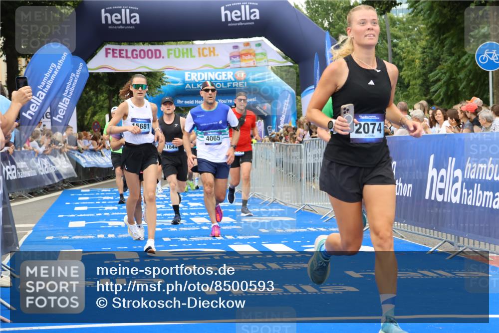 29.06.2025 - hella hamburg halbmarathon Strokosch-Dieckow http://msf.ph/oto/8500593 29.06.2025 10:53:17 Ziel 1683, 1727, 2074, 2354, 4065, 6198, 6942, 7312, 7383, 8273, 8361, 8651, 9142, 11844, 12490, 12875, 13997, 15179, 15681, 15838, 16929, 16986, 18134, 18901 meine-sportfotos.de