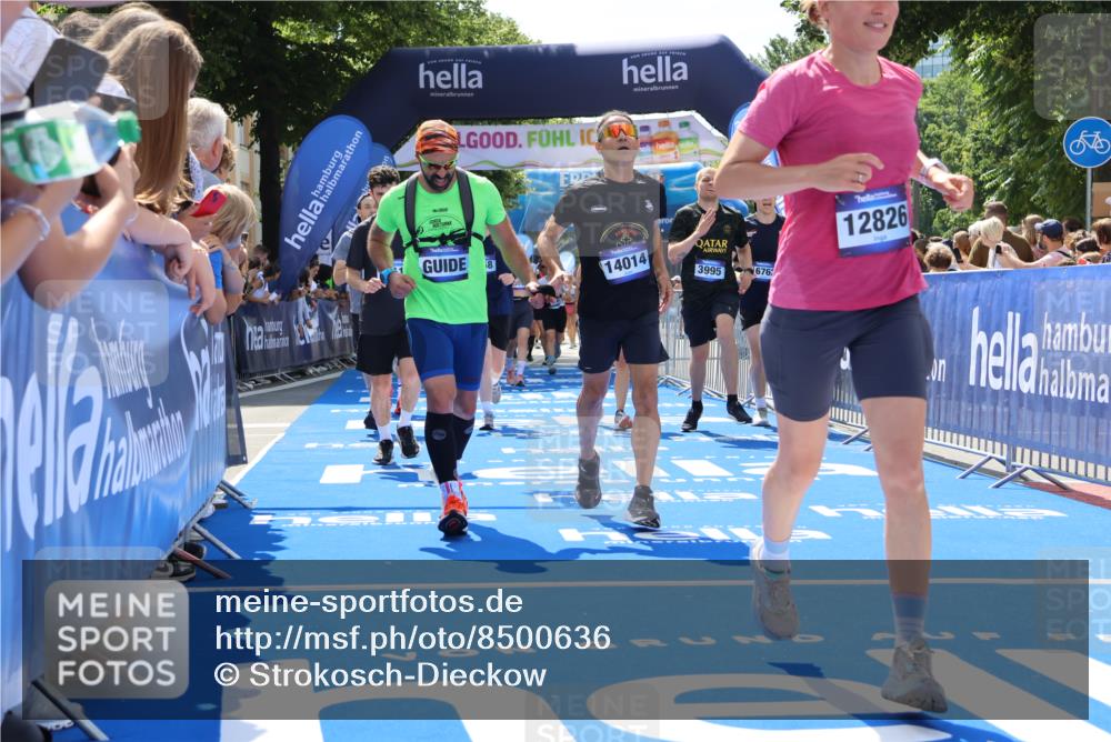 29.06.2025 - hella hamburg halbmarathon Strokosch-Dieckow http://msf.ph/oto/8500636 29.06.2025 11:34:40 Ziel 1557, 2280, 3958, 3995, 4347, 4555, 5497, 6515, 8715, 9248, 10088, 10606, 10836, 11921, 11928, 12826, 12827, 13092, 14014, 14112, 14305, 16345, 16762, 17369, 17675, 18929 meine-sportfotos.de