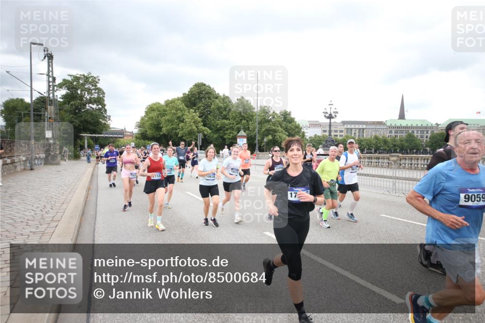 29.06.2025 - hella hamburg halbmarathon Jannik Wohlers http://msf.ph/oto/8500684 29.06.2025 10:57:24 Lombardsbrücke 1123, 1242, 1248, 1265, 2015, 2451, 2567, 2900, 3191, 3644, 3954, 4059, 4521, 4830, 5632, 5736, 6916, 7172, 7193, 7556, 8159, 8474, 8708, 8713, 8773, 9059, 9233, 9318, 9394, 9496, 9607, 9613, 9840, 10070, 10352, 10380, 10461, 10513, 10551, 10578, 10629, 10630, 10912, 11013, 11026, 11193, 11266, 11267, 11377, 12172, 13131, 13176, 13340, 13352, 13882, 14256, 14290, 14453, 15552, 15800, 15956, 16082 meine-sportfotos.de