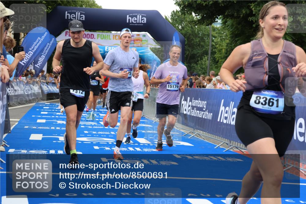 29.06.2025 - hella hamburg halbmarathon Strokosch-Dieckow http://msf.ph/oto/8500691 29.06.2025 10:53:14 Ziel 1683, 2074, 2111, 2354, 4065, 7312, 7383, 8273, 8361, 9142, 11844, 12490, 12875, 15179, 15681, 15838, 16929, 16986, 18134, 18901 meine-sportfotos.de