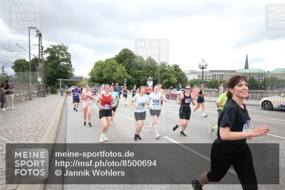29.06.2025 - hella hamburg halbmarathon Jannik Wohlers http://msf.ph/oto/8500694 29.06.2025 10:57:25 Lombardsbrücke 1123, 1242, 1248, 1265, 2015, 2451, 2567, 2900, 3191, 3644, 3954, 4059, 4521, 4830, 5632, 6337, 6916, 7172, 7193, 7556, 8159, 8474, 8708, 8713, 8773, 9059, 9233, 9318, 9394, 9398, 9436, 9607, 9613, 9840, 10070, 10352, 10380, 10461, 10513, 10551, 10578, 10629, 10630, 10912, 11013, 11026, 11193, 11266, 11267, 11377, 13176, 13352, 13882, 14256, 14290, 14453, 14507, 15552, 15800, 15956, 16082 meine-sportfotos.de