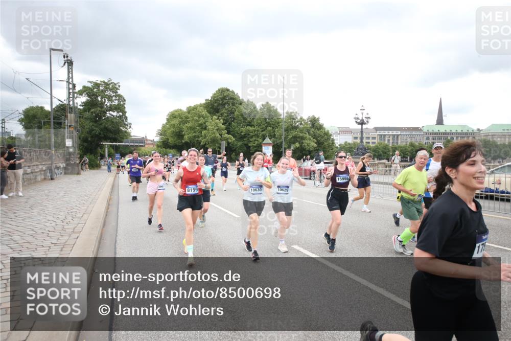 29.06.2025 - hella hamburg halbmarathon Jannik Wohlers http://msf.ph/oto/8500698 29.06.2025 10:57:25 Lombardsbrücke 1123, 1242, 1248, 1265, 2015, 2451, 2567, 2900, 3191, 3644, 3954, 4059, 4521, 4830, 5632, 6337, 6916, 7172, 7193, 7556, 8159, 8474, 8708, 8713, 8773, 9059, 9233, 9318, 9394, 9398, 9436, 9607, 9613, 9840, 10070, 10352, 10380, 10461, 10513, 10551, 10578, 10629, 10630, 10912, 11013, 11026, 11193, 11266, 11267, 11377, 13176, 13352, 13882, 14256, 14290, 14453, 14507, 15552, 15800, 15956, 16082 meine-sportfotos.de