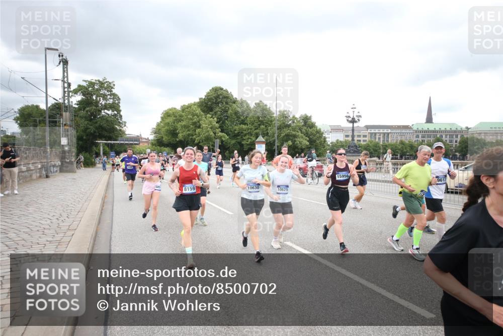 29.06.2025 - hella hamburg halbmarathon Jannik Wohlers http://msf.ph/oto/8500702 29.06.2025 10:57:25 Lombardsbrücke 1123, 1242, 1248, 1265, 2015, 2451, 2567, 2900, 3191, 3644, 3954, 4059, 4521, 4830, 5632, 6337, 6916, 7172, 7193, 7556, 8159, 8474, 8708, 8713, 8773, 9059, 9233, 9318, 9394, 9398, 9436, 9607, 9613, 9840, 10070, 10352, 10380, 10461, 10513, 10551, 10578, 10629, 10630, 10912, 11013, 11026, 11193, 11266, 11267, 11377, 13176, 13352, 13882, 14256, 14290, 14453, 14507, 15552, 15800, 15956, 16082 meine-sportfotos.de