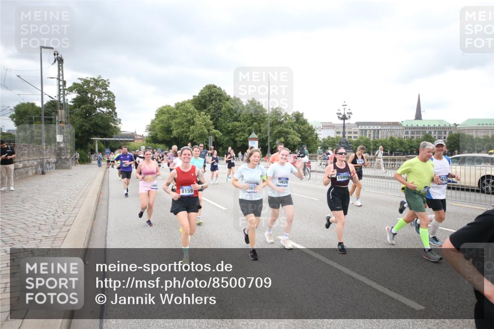 29.06.2025 - hella hamburg halbmarathon Jannik Wohlers http://msf.ph/oto/8500709 29.06.2025 10:57:25 Lombardsbrücke 1123, 1242, 1248, 1265, 2015, 2451, 2567, 2900, 3191, 3644, 3954, 4059, 4521, 4830, 5632, 6337, 6916, 7172, 7193, 7556, 8159, 8474, 8708, 8713, 8773, 9059, 9233, 9318, 9394, 9398, 9436, 9607, 9613, 9840, 10070, 10352, 10380, 10461, 10513, 10551, 10578, 10629, 10630, 10912, 11013, 11026, 11193, 11266, 11267, 11377, 13176, 13352, 13882, 14256, 14290, 14453, 14507, 15552, 15800, 15956, 16082 meine-sportfotos.de
