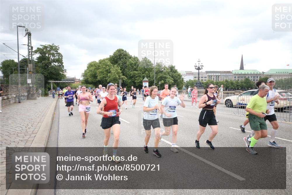29.06.2025 - hella hamburg halbmarathon Jannik Wohlers http://msf.ph/oto/8500721 29.06.2025 10:57:25 Lombardsbrücke 1123, 1242, 1248, 1265, 2015, 2451, 2567, 2900, 3191, 3644, 3954, 4059, 4521, 4830, 5632, 6337, 6916, 7172, 7193, 7556, 8159, 8474, 8708, 8713, 8773, 9059, 9233, 9318, 9394, 9398, 9436, 9607, 9613, 9840, 10070, 10352, 10380, 10461, 10513, 10551, 10578, 10629, 10630, 10912, 11013, 11026, 11193, 11266, 11267, 11377, 13176, 13352, 13882, 14256, 14290, 14453, 14507, 15552, 15800, 15956, 16082 meine-sportfotos.de