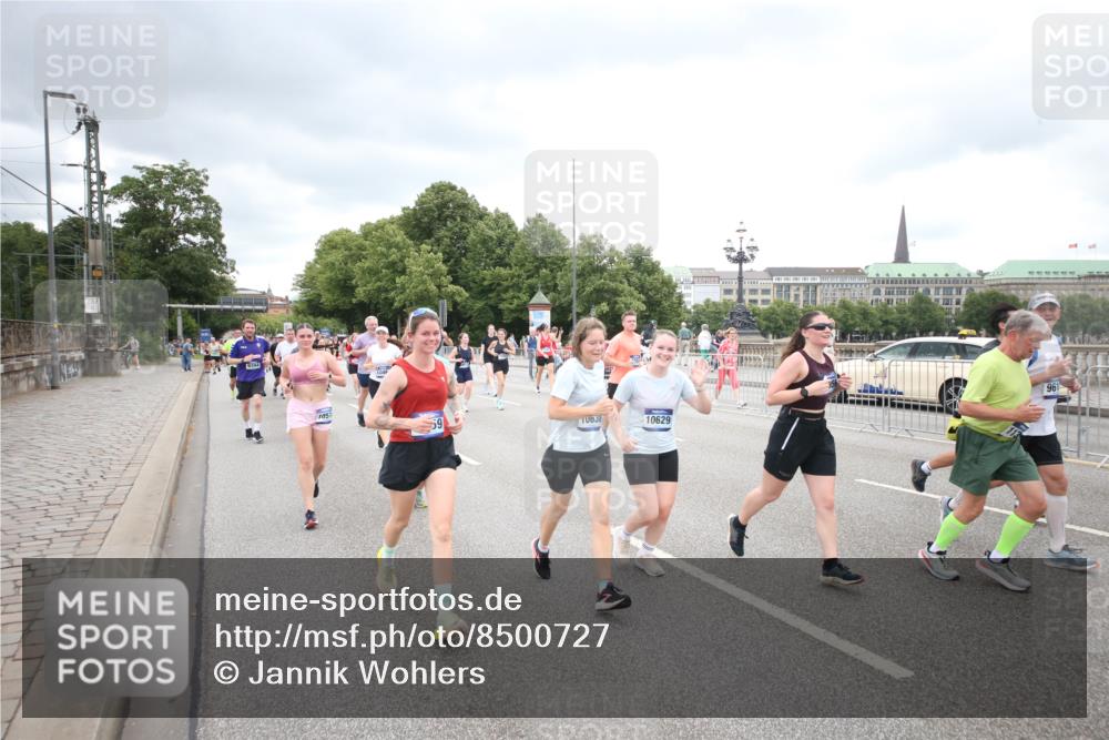 29.06.2025 - hella hamburg halbmarathon Jannik Wohlers http://msf.ph/oto/8500727 29.06.2025 10:57:25 Lombardsbrücke 1123, 1242, 1248, 1265, 2015, 2451, 2567, 2900, 3191, 3644, 3954, 4059, 4521, 4830, 5632, 6337, 6916, 7172, 7193, 7556, 8159, 8474, 8708, 8713, 8773, 9059, 9233, 9318, 9394, 9398, 9436, 9607, 9613, 9840, 10070, 10352, 10380, 10461, 10513, 10551, 10578, 10629, 10630, 10912, 11013, 11026, 11193, 11266, 11267, 11377, 13176, 13352, 13882, 14256, 14290, 14453, 14507, 15552, 15800, 15956, 16082 meine-sportfotos.de