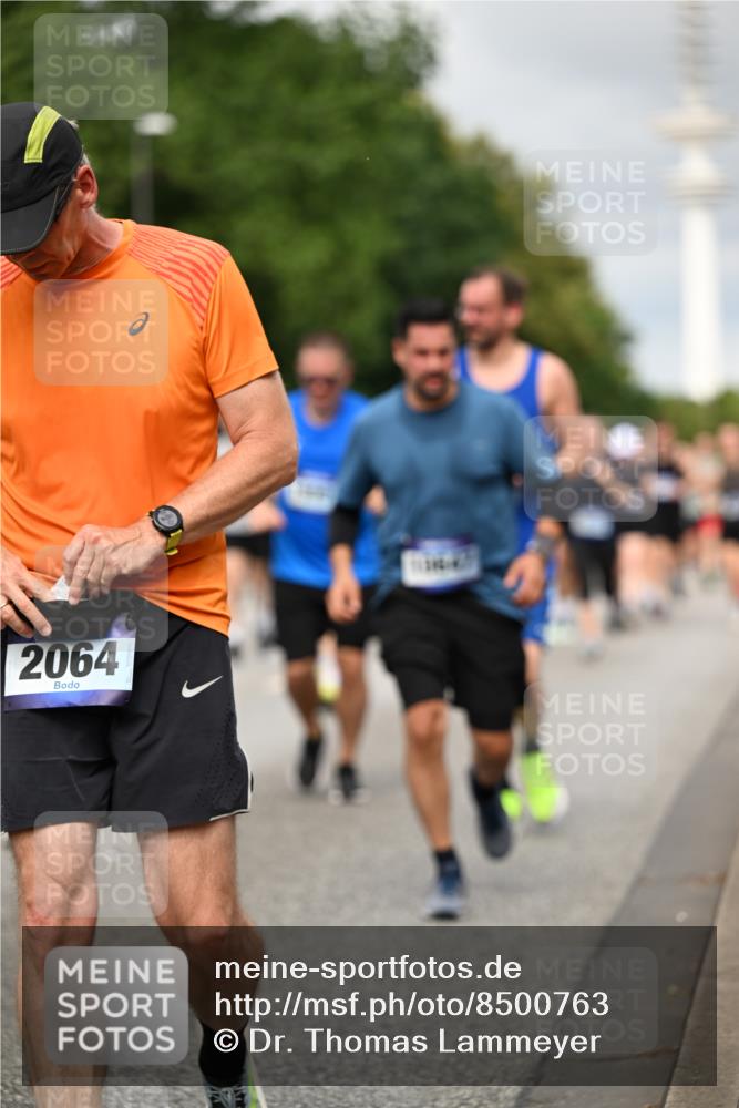 29.06.2025 - hella hamburg halbmarathon Dr. Thomas Lammeyer http://msf.ph/oto/8500763 29.06.2025 10:24:46 Kennedybrücke 1011, 1046, 1069, 1154, 1471, 1474, 1534, 2053, 2064, 2101, 2834, 3733, 3842, 4154, 4166, 4288, 4422, 4754, 4869, 5181, 5811, 5812, 5831, 5937, 6608, 6844, 6951, 7101, 7131, 8025, 8113, 8588, 8738, 8940, 9005, 9011, 9236, 9873, 9981, 10039, 10041, 10595, 10613, 10647, 10754, 11100 meine-sportfotos.de
