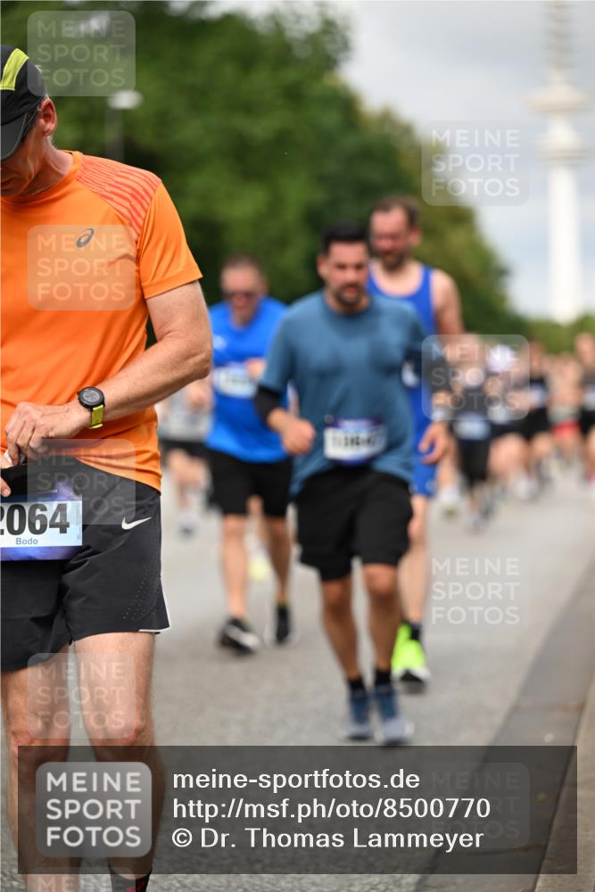 29.06.2025 - hella hamburg halbmarathon Dr. Thomas Lammeyer http://msf.ph/oto/8500770 29.06.2025 10:24:46 Kennedybrücke 1011, 1046, 1069, 1154, 1471, 1474, 1534, 2053, 2064, 2101, 2834, 3733, 3842, 4154, 4166, 4288, 4422, 4754, 4869, 5181, 5811, 5812, 5831, 5937, 6608, 6844, 6951, 7101, 7131, 8025, 8113, 8588, 8738, 8940, 9005, 9011, 9236, 9873, 9981, 10039, 10041, 10595, 10613, 10647, 10754, 11100 meine-sportfotos.de