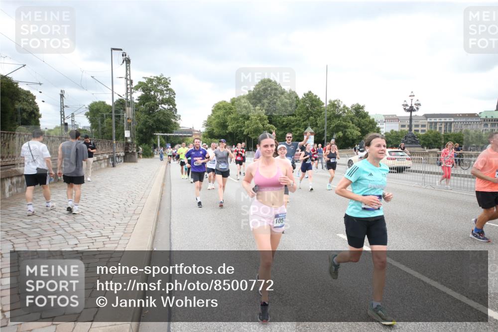 29.06.2025 - hella hamburg halbmarathon Jannik Wohlers http://msf.ph/oto/8500772 29.06.2025 10:57:26 Lombardsbrücke 1123, 1242, 1248, 1265, 2015, 2451, 2567, 2900, 3191, 3644, 3954, 4059, 4521, 4830, 5632, 6316, 6337, 6916, 7172, 7193, 7556, 8159, 8474, 8713, 8773, 9059, 9233, 9318, 9394, 9398, 9436, 9607, 9613, 9840, 10070, 10352, 10380, 10461, 10513, 10551, 10560, 10578, 10629, 10630, 10912, 11013, 11026, 11193, 11263, 11266, 11267, 11353, 11377, 13176, 13352, 13364, 13804, 13882, 14290, 14453, 14507, 15510, 15552, 15800, 15956, 16082 meine-sportfotos.de