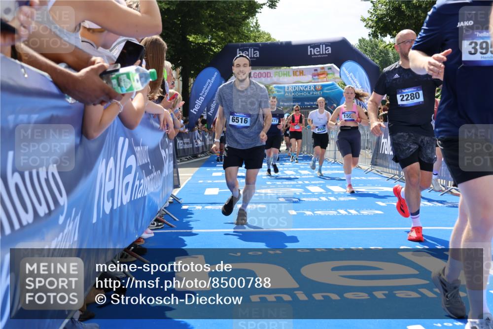 29.06.2025 - hella hamburg halbmarathon Strokosch-Dieckow http://msf.ph/oto/8500788 29.06.2025 11:34:44 Ziel 1497, 1557, 2280, 2477, 2827, 3958, 3995, 4372, 4555, 5497, 6515, 8715, 11921, 11928, 12826, 12827, 13111, 13113, 14014, 14112, 15912, 16345, 16762, 17369, 17675 meine-sportfotos.de