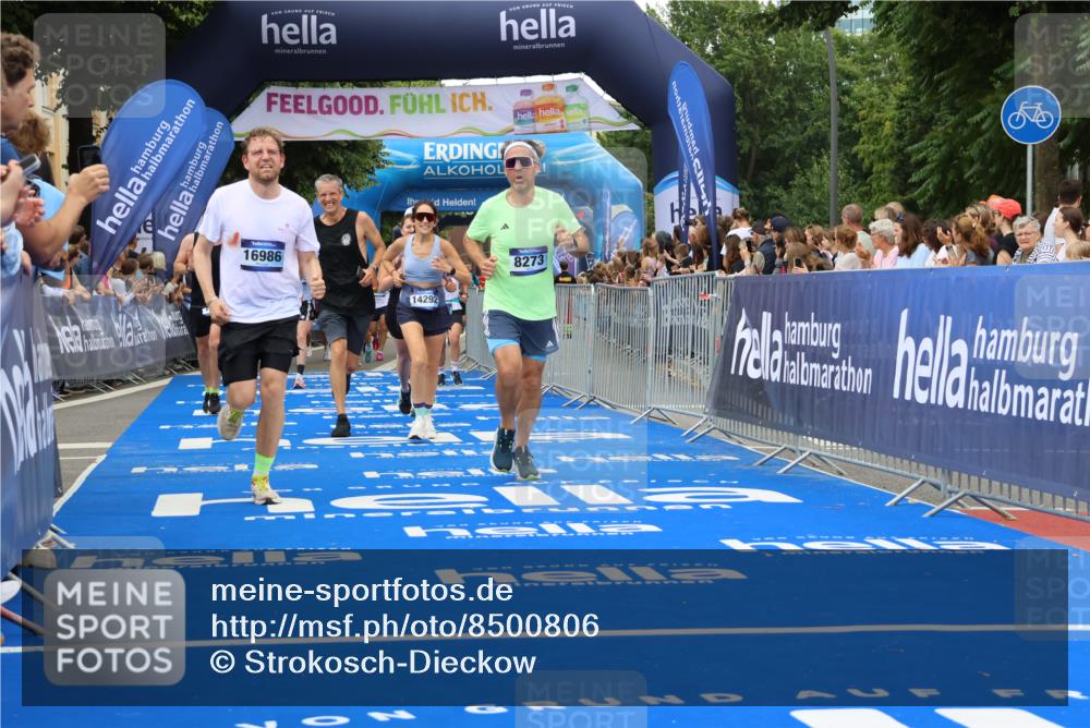 29.06.2025 - hella hamburg halbmarathon Strokosch-Dieckow http://msf.ph/oto/8500806 29.06.2025 10:53:10 Ziel 2074, 2111, 2208, 3059, 3258, 4121, 7312, 7383, 7864, 8273, 8361, 9142, 9537, 12875, 14323, 15179, 16929, 16986, 19208 meine-sportfotos.de