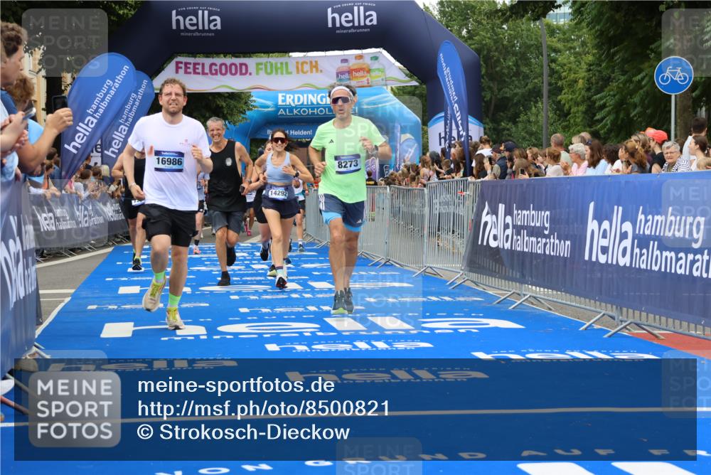29.06.2025 - hella hamburg halbmarathon Strokosch-Dieckow http://msf.ph/oto/8500821 29.06.2025 10:53:10 Ziel 2074, 2111, 2208, 3059, 3258, 4121, 7312, 7383, 7864, 8273, 8361, 9142, 9537, 12875, 14323, 15179, 16929, 16986, 19208 meine-sportfotos.de
