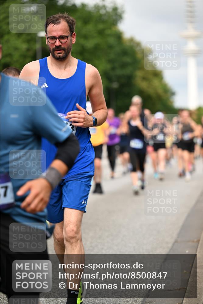 29.06.2025 - hella hamburg halbmarathon Dr. Thomas Lammeyer http://msf.ph/oto/8500847 29.06.2025 10:24:48 Kennedybrücke 1011, 1046, 1069, 1154, 1471, 1474, 1534, 2053, 2064, 2101, 2834, 3733, 3842, 4154, 4166, 4288, 4422, 4754, 4869, 5181, 5811, 5812, 5831, 5937, 6608, 6844, 6951, 7101, 7131, 8025, 8113, 8146, 8588, 8738, 8940, 9005, 9011, 9236, 9873, 9981, 10039, 10041, 10595, 10613, 10647, 10754, 11100 meine-sportfotos.de