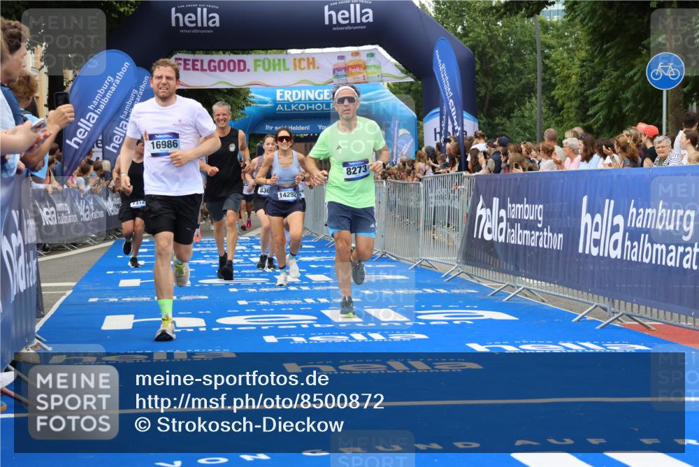 29.06.2025 - hella hamburg halbmarathon Strokosch-Dieckow http://msf.ph/oto/8500872 29.06.2025 10:53:10 Ziel 2074, 2111, 2208, 3059, 3258, 4121, 7312, 7383, 7864, 8273, 8361, 9142, 9537, 12875, 14323, 15179, 16929, 16986, 19208 meine-sportfotos.de