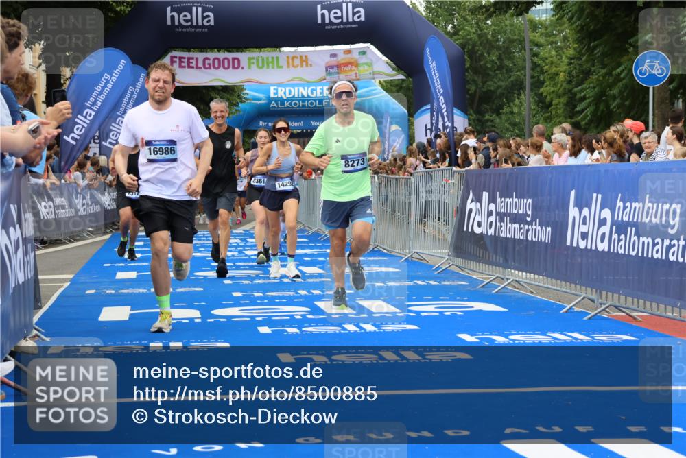 29.06.2025 - hella hamburg halbmarathon Strokosch-Dieckow http://msf.ph/oto/8500885 29.06.2025 10:53:10 Ziel 2074, 2111, 2208, 3059, 3258, 4121, 7312, 7383, 7864, 8273, 8361, 9142, 9537, 12875, 14323, 15179, 16929, 16986, 19208 meine-sportfotos.de