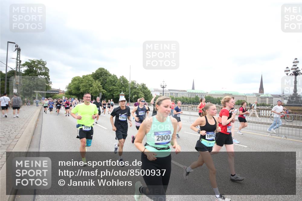 29.06.2025 - hella hamburg halbmarathon Jannik Wohlers http://msf.ph/oto/8500937 29.06.2025 10:57:32 Lombardsbrücke 1388, 2015, 2451, 2567, 2900, 3644, 3936, 4059, 4429, 5676, 6316, 6337, 7193, 7556, 7977, 7990, 8159, 8474, 8713, 8773, 9180, 9319, 9394, 9398, 9436, 9481, 9613, 9832, 9840, 10070, 10352, 10380, 10461, 10513, 10551, 10560, 10578, 10629, 10630, 10635, 10737, 10912, 11013, 11026, 11193, 11263, 11266, 11267, 11353, 11377, 11392, 11732, 12122, 13176, 13352, 13358, 13364, 13553, 13804, 13882, 14290, 14453, 14507, 14685, 15510, 15552, 15800, 15956, 16082, 16349 meine-sportfotos.de