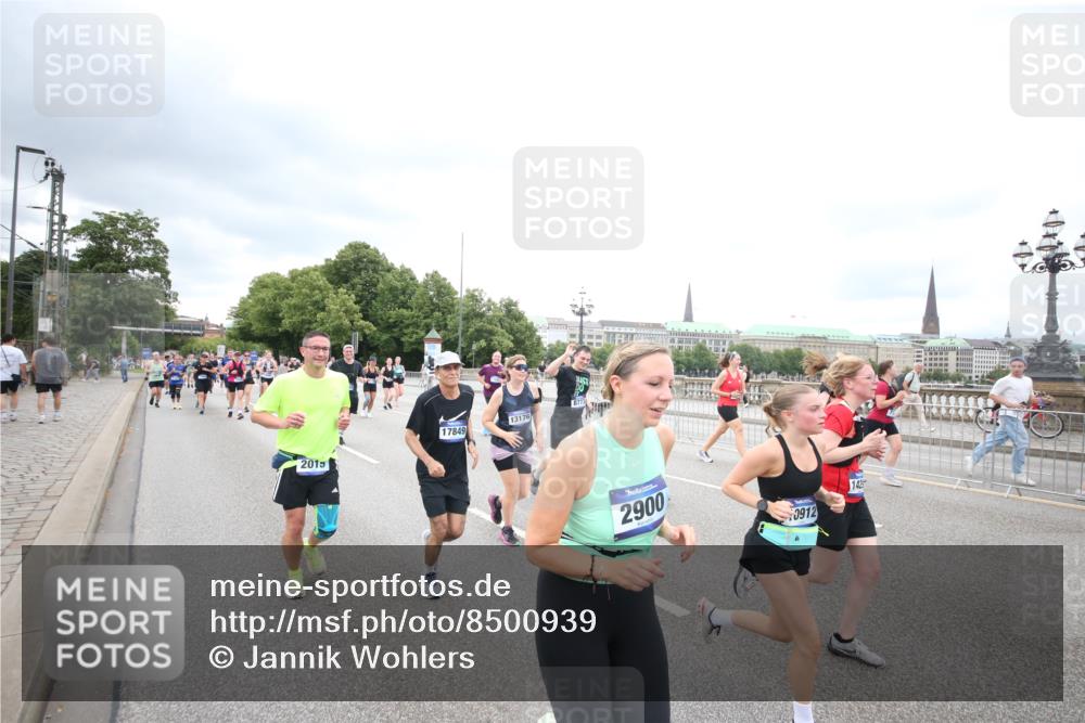 29.06.2025 - hella hamburg halbmarathon Jannik Wohlers http://msf.ph/oto/8500939 29.06.2025 10:57:32 Lombardsbrücke 1388, 2015, 2451, 2567, 2900, 3644, 3936, 4059, 4429, 5676, 6316, 6337, 7193, 7556, 7977, 7990, 8159, 8474, 8713, 8773, 9180, 9319, 9394, 9398, 9436, 9481, 9613, 9832, 9840, 10070, 10352, 10380, 10461, 10513, 10551, 10560, 10578, 10629, 10630, 10635, 10737, 10912, 11013, 11026, 11193, 11263, 11266, 11267, 11353, 11377, 11392, 11732, 12122, 13176, 13352, 13358, 13364, 13553, 13804, 13882, 14290, 14453, 14507, 14685, 15510, 15552, 15800, 15956, 16082, 16349 meine-sportfotos.de