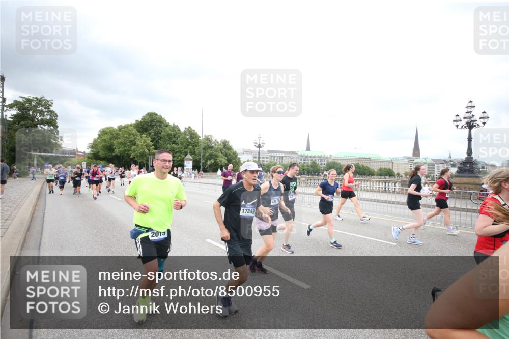 29.06.2025 - hella hamburg halbmarathon Jannik Wohlers http://msf.ph/oto/8500955 29.06.2025 10:57:32 Lombardsbrücke 1388, 2015, 2451, 2567, 2900, 3644, 3936, 4059, 4429, 5676, 6316, 6337, 7193, 7556, 7977, 7990, 8159, 8474, 8713, 8773, 9180, 9319, 9394, 9398, 9436, 9481, 9613, 9832, 9840, 10070, 10352, 10380, 10461, 10513, 10551, 10560, 10578, 10629, 10630, 10635, 10737, 10912, 11013, 11026, 11193, 11263, 11266, 11267, 11353, 11377, 11392, 11732, 12122, 13176, 13352, 13358, 13364, 13553, 13804, 13882, 14290, 14453, 14507, 14685, 15510, 15552, 15800, 15956, 16082, 16349 meine-sportfotos.de