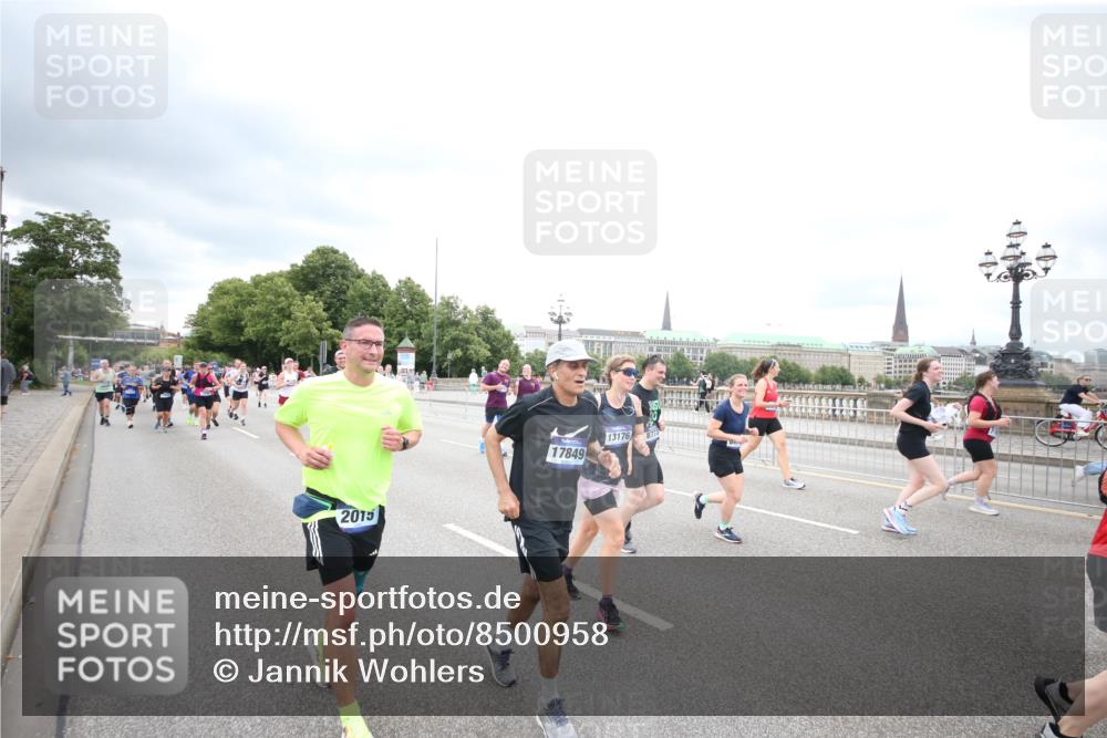 29.06.2025 - hella hamburg halbmarathon Jannik Wohlers http://msf.ph/oto/8500958 29.06.2025 10:57:32 Lombardsbrücke 1388, 2015, 2451, 2567, 2900, 3644, 3936, 4059, 4429, 5676, 6316, 6337, 7193, 7556, 7977, 7990, 8159, 8474, 8713, 8773, 9180, 9319, 9394, 9398, 9436, 9481, 9613, 9832, 9840, 10070, 10352, 10380, 10461, 10513, 10551, 10560, 10578, 10629, 10630, 10635, 10737, 10912, 11013, 11026, 11193, 11263, 11266, 11267, 11353, 11377, 11392, 11732, 12122, 13176, 13352, 13358, 13364, 13553, 13804, 13882, 14290, 14453, 14507, 14685, 15510, 15552, 15800, 15956, 16082, 16349 meine-sportfotos.de