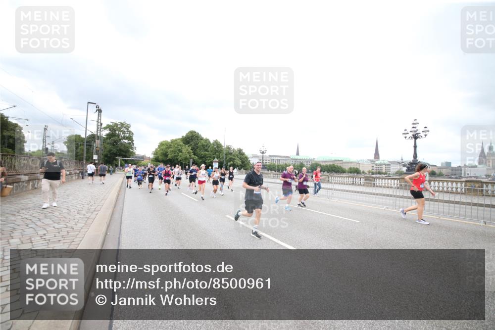 29.06.2025 - hella hamburg halbmarathon Jannik Wohlers http://msf.ph/oto/8500961 29.06.2025 10:57:34 Lombardsbrücke 1388, 2015, 2451, 2900, 3644, 3936, 4059, 4429, 5676, 6316, 6337, 7193, 7556, 7977, 7990, 8159, 8474, 8512, 8713, 8773, 9180, 9319, 9394, 9398, 9436, 9481, 9832, 10352, 10380, 10461, 10513, 10560, 10578, 10629, 10630, 10635, 10737, 10912, 11013, 11037, 11193, 11263, 11266, 11267, 11353, 11392, 11615, 11636, 11732, 12122, 13176, 13352, 13358, 13364, 13553, 13804, 13882, 14290, 14453, 14507, 14685, 15282, 15510, 15552, 15800, 16082, 16349 meine-sportfotos.de