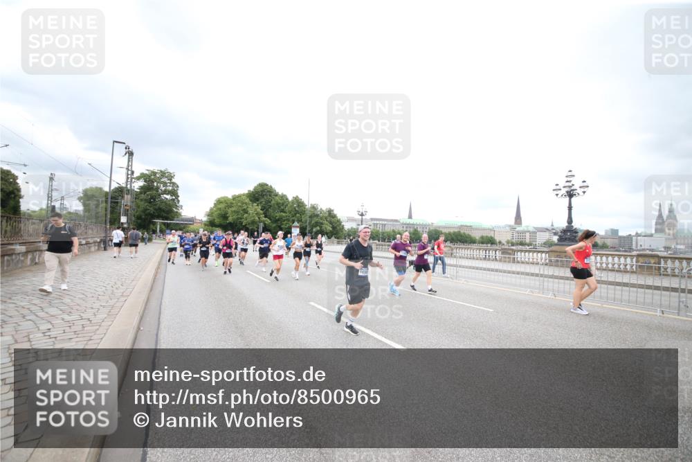 29.06.2025 - hella hamburg halbmarathon Jannik Wohlers http://msf.ph/oto/8500965 29.06.2025 10:57:34 Lombardsbrücke 1388, 2015, 2451, 2900, 3644, 3936, 4059, 4429, 5676, 6316, 6337, 7193, 7556, 7977, 7990, 8159, 8474, 8512, 8713, 8773, 9180, 9319, 9394, 9398, 9436, 9481, 9832, 10352, 10380, 10461, 10513, 10560, 10578, 10629, 10630, 10635, 10737, 10912, 11013, 11037, 11193, 11263, 11266, 11267, 11353, 11392, 11615, 11636, 11732, 12122, 13176, 13352, 13358, 13364, 13553, 13804, 13882, 14290, 14453, 14507, 14685, 15282, 15510, 15552, 15800, 16082, 16349 meine-sportfotos.de