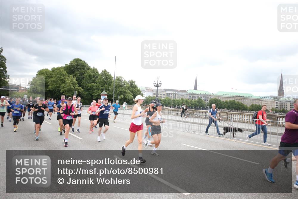 29.06.2025 - hella hamburg halbmarathon Jannik Wohlers http://msf.ph/oto/8500981 29.06.2025 10:57:35 Lombardsbrücke 1388, 2015, 2169, 2451, 2900, 3644, 3936, 4059, 4429, 5676, 6316, 6337, 7193, 7556, 7977, 7990, 8474, 8512, 8713, 8773, 9180, 9319, 9394, 9398, 9436, 9481, 9832, 10058, 10352, 10380, 10461, 10513, 10560, 10578, 10635, 10737, 10912, 11013, 11037, 11193, 11263, 11266, 11267, 11353, 11392, 11615, 11636, 11732, 12122, 13176, 13352, 13358, 13364, 13553, 13804, 13882, 14290, 14453, 14507, 14685, 15282, 15510, 15552, 15800, 16082, 16349, 17881 meine-sportfotos.de