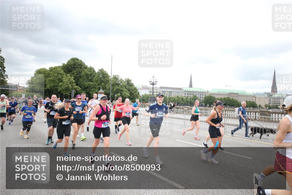 29.06.2025 - hella hamburg halbmarathon Jannik Wohlers http://msf.ph/oto/8500993 29.06.2025 10:57:36 Lombardsbrücke 1388, 2169, 2451, 2900, 3644, 3936, 4429, 5676, 6316, 6337, 7193, 7556, 7977, 7990, 8439, 8440, 8442, 8474, 8512, 8713, 8773, 9180, 9319, 9394, 9398, 9436, 9481, 9832, 10058, 10352, 10380, 10461, 10513, 10560, 10635, 10737, 10912, 11013, 11037, 11193, 11263, 11266, 11267, 11353, 11392, 11615, 11636, 11732, 12122, 13176, 13352, 13358, 13364, 13553, 13804, 14290, 14453, 14507, 14533, 14634, 14685, 15282, 15510, 15552, 15800, 15916, 16082, 16349, 17881 meine-sportfotos.de