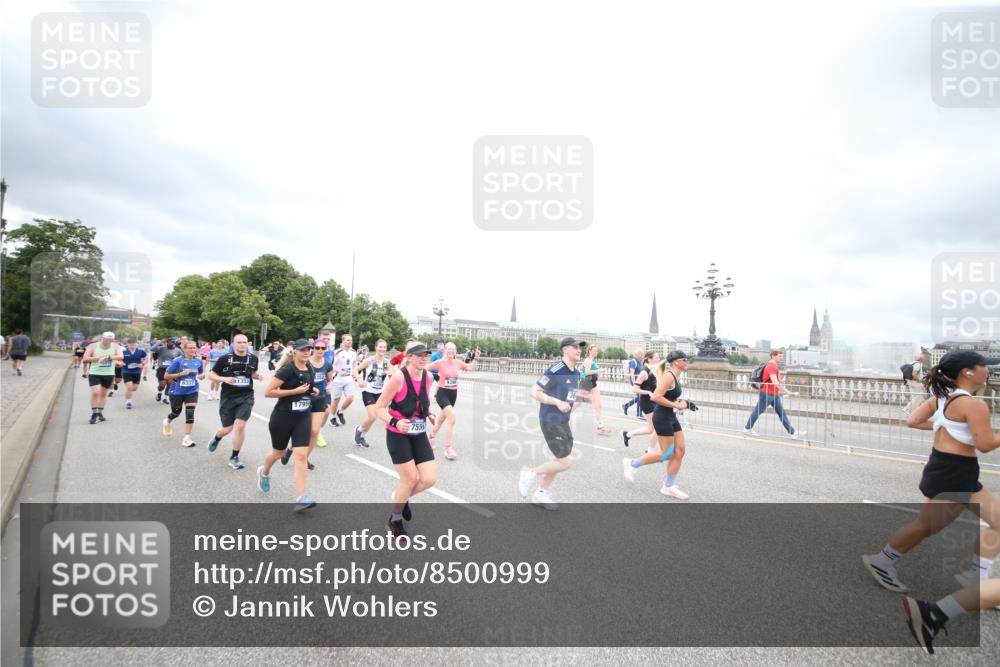 29.06.2025 - hella hamburg halbmarathon Jannik Wohlers http://msf.ph/oto/8500999 29.06.2025 10:57:37 Lombardsbrücke 1388, 2169, 2273, 2275, 2900, 3644, 3936, 4429, 5676, 6316, 6337, 7193, 7556, 7783, 7977, 7990, 8439, 8440, 8441, 8442, 8474, 8512, 8713, 8773, 8888, 9180, 9319, 9394, 9398, 9436, 9481, 9832, 10058, 10352, 10380, 10513, 10560, 10635, 10737, 10912, 11013, 11037, 11263, 11266, 11267, 11353, 11392, 11615, 11636, 11732, 12122, 13176, 13352, 13358, 13364, 13553, 13804, 14290, 14453, 14507, 14533, 14634, 14685, 15282, 15510, 15552, 15800, 15916, 16349, 17881 meine-sportfotos.de