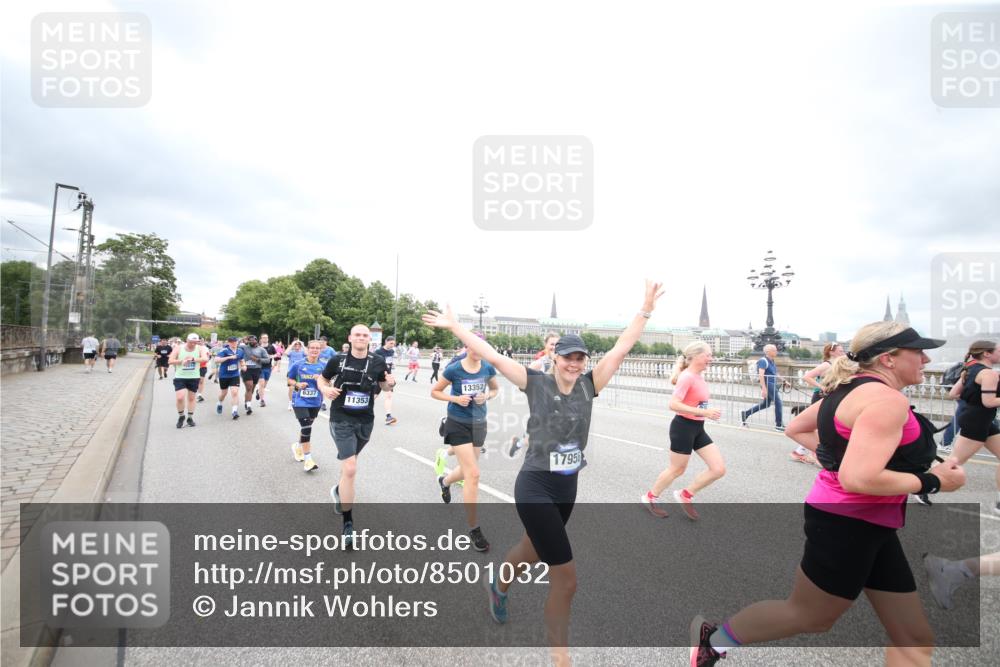 29.06.2025 - hella hamburg halbmarathon Jannik Wohlers http://msf.ph/oto/8501032 29.06.2025 10:57:38 Lombardsbrücke 1388, 2169, 2273, 2275, 2900, 3644, 3936, 4429, 5676, 6316, 6337, 7193, 7556, 7783, 7977, 7990, 8439, 8440, 8441, 8442, 8474, 8512, 8713, 8773, 8888, 9180, 9319, 9398, 9436, 9481, 9832, 10058, 10380, 10560, 10635, 10737, 10912, 11037, 11263, 11266, 11267, 11353, 11392, 11615, 11636, 11732, 12122, 13176, 13218, 13352, 13358, 13364, 13553, 13804, 14290, 14453, 14507, 14533, 14634, 14685, 15282, 15510, 15552, 15800, 15916, 16329, 16349, 17881 meine-sportfotos.de