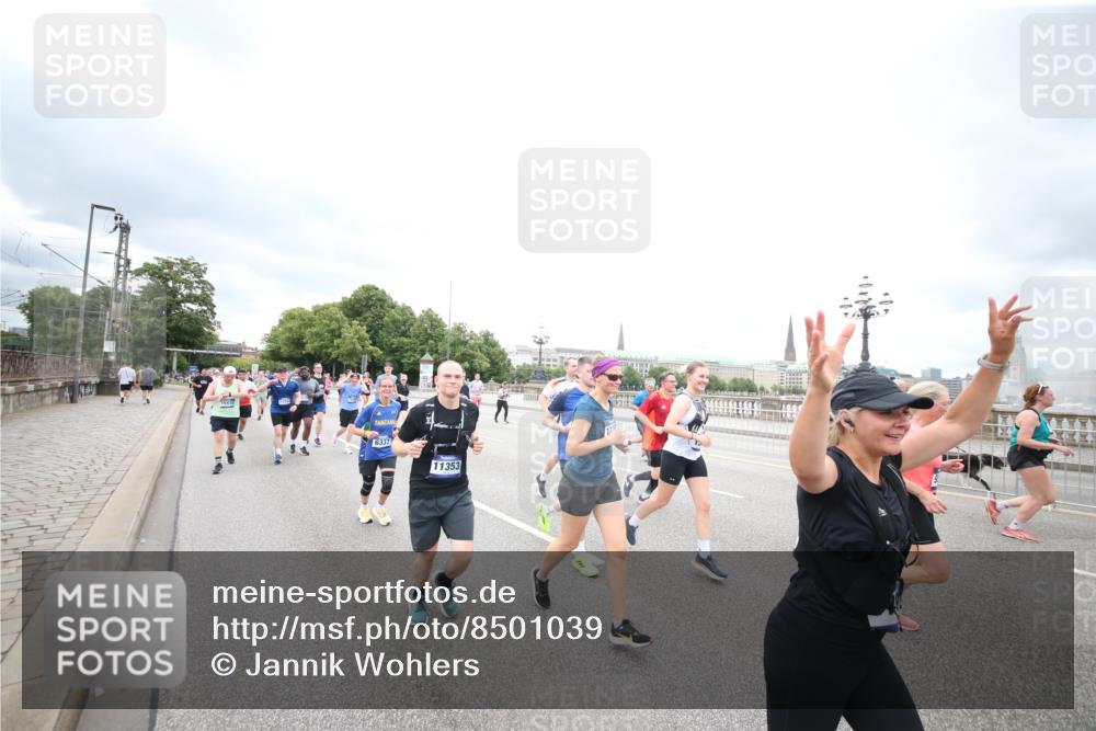 29.06.2025 - hella hamburg halbmarathon Jannik Wohlers http://msf.ph/oto/8501039 29.06.2025 10:57:38 Lombardsbrücke 1388, 2169, 2273, 2275, 2900, 3644, 3936, 4429, 5676, 6316, 6337, 7193, 7556, 7783, 7977, 7990, 8439, 8440, 8441, 8442, 8474, 8512, 8713, 8773, 8888, 9180, 9319, 9398, 9436, 9481, 9832, 10058, 10380, 10560, 10635, 10737, 10912, 11037, 11263, 11266, 11267, 11353, 11392, 11615, 11636, 11732, 12122, 13176, 13218, 13352, 13358, 13364, 13553, 13804, 14290, 14453, 14507, 14533, 14634, 14685, 15282, 15510, 15552, 15800, 15916, 16329, 16349, 17881 meine-sportfotos.de